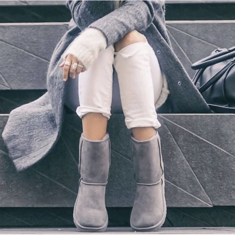 UGG Classic short boot. Gray. Size 9.